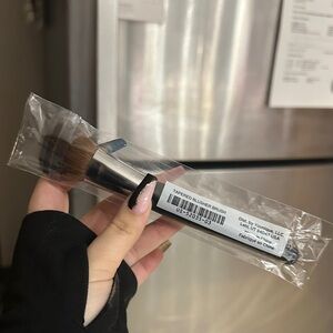 Younique Tapered Blusher Brush - Black and Brown